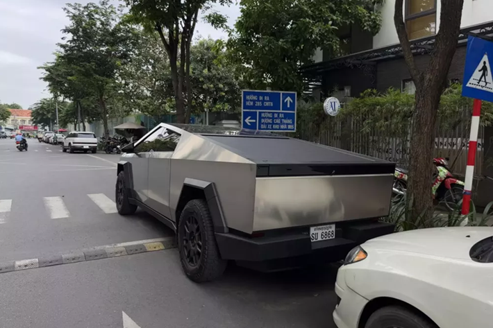 Chưa hết, Tesla Cybertruck 2024 còn được trang bị kính cường lực có khả năng ngăn vỡ tốt hơn. Hãng Tesla khẳng định kính sẽ không vỡ ngay cả khi va chạm với một quả bóng chày ở vận tốc 112 km/h. Ngoài thiết kế ngoại thất vuông thành sắc cạnh như xe đến từ tương lai, Tesla Cybertruck còn được trang bị thùng sau dài 1.828 mm và rộng 1.219 mm.