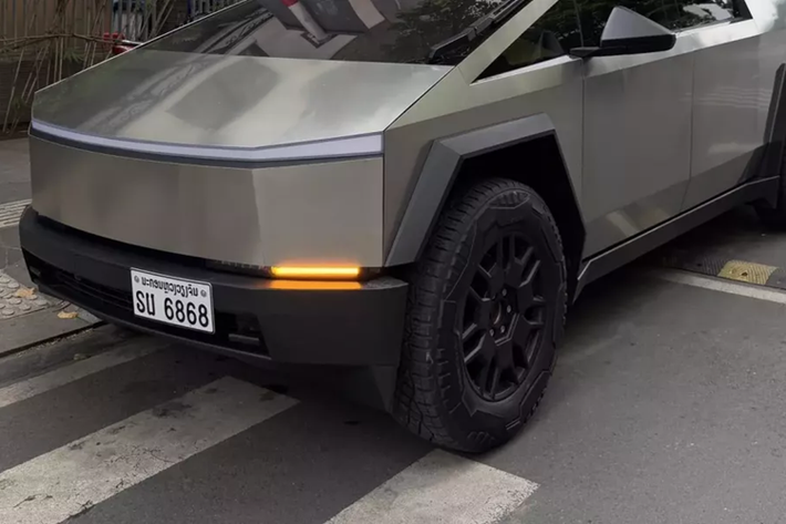 Điểm nhấn của mẫu xe bán tải thuần điện Tesla Cybertruck 2024 mới xuất hiện ở Việt Nam chính là phần thân vỏ bên ngoài bằng thép không gỉ và không sơn màu. Ông Musk miêu tả phần thân vỏ này như "bộ xương bên ngoài" giúp Cybertruck có độ cứng xoắn cao hơn cả siêu xe McLaren P1 và chống được đạn.