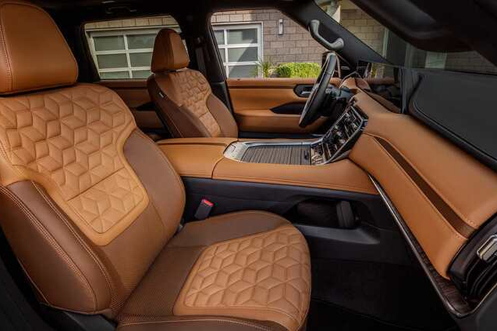 Nissan Armada 2025 bổ sung phiên bản Pro-4X, hướng đến những người đam mê địa hình. Xe có bộ body kit cải tiến để cải thiện góc tiếp cận và góc tới, ốp bảo vệ gầm xe chắc chắn, bánh xe 20 inch và lốp địa hình, khóa vi sai cầu sau điện tử và hệ thống treo khí nén Adaptive Electronic.