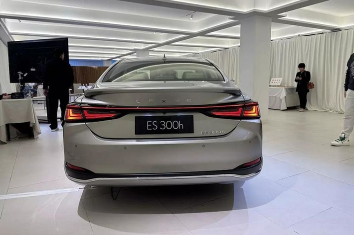 Trong khi nhiều xe sedan đang vật lộn với tình hình doanh số ảm đạm, ES vẫn tiếp tục giữ vững vị thế của mình. Trên thực tế, đây không chỉ là xe du lịch bán chạy nhất của Lexus mà còn là mẫu xe bán chạy thứ ba của thương hiệu nói chung, với doanh số tăng gần 5% trong năm nay tính đến tháng 9, đạt tổng cộng 30.284 xe.