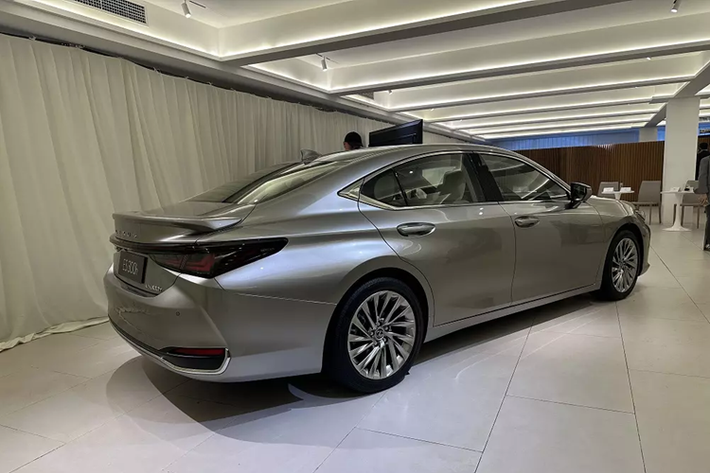 Riêng phiên bản hybrid dùng động cơ xăng 4 xi-lanh, dung tích 2.5L, sản sinh công suất tối đa 178 mã lực, đi kèm mô-tơ điện mạnh 119 mã lực. Công suất kết hợp của phiên bản này là 217 mã lực.