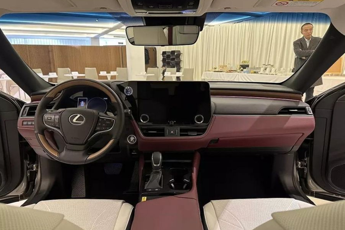 Ở bên trong, Lexus ES 2025 được trang bị màn hình cảm ứng trung tâm 14 inch mới, thay thế cho màn hình 12,3 inch trên phiên bản cũ. Màn hình này tích hợp nhiều công nghệ thông minh, đi kèm 2 núm xoay để chỉnh điều hòa và một số cài đặt nhanh.