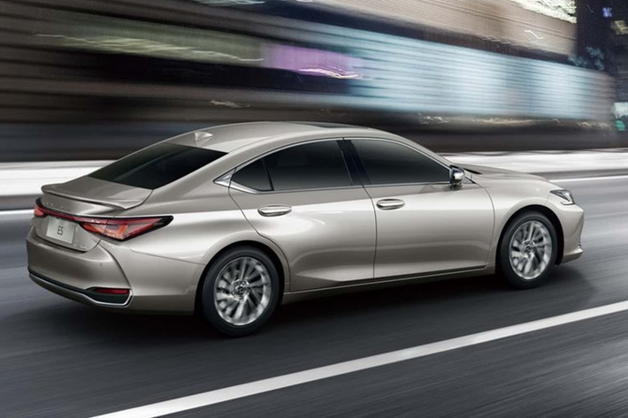 Trong tương lai, Lexus ES sẽ có thêm cả phiên bản thuần điện. Hãng xe Nhật Bản đã lên kế hoạch phát triển phiên bản này, nhưng chưa chốt thời điểm ra mắt chính thức. Hiện tại, ES vẫn là mẫu xe quan trọng đối với Lexus.