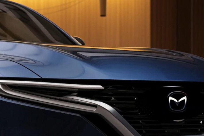 Hình ảnh đầu tiên của mẫu xe bán tải Mazda BT-50 2025 không thực sự rõ nét. Qua đó, có thể thấy mẫu xe bán tải này được trang bị cụm đèn pha mới với 2 dải đèn LED định vị ban ngày hình chữ "L" mỗi bên, tương tự Mazda CX-5, CX-50 và CX-8.