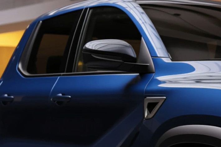 Bên cạnh đó là lưới tản nhiệt tích hợp logo mạ crôm khá lớn của hãng Mazda. Thậm chí, mẫu xe bán tải Mazda BT-50 2025 đây có thể là mẫu xe mang thương hiệu "mặt cười" Mazda sở hữu logo lớn nhất hiện nay. 