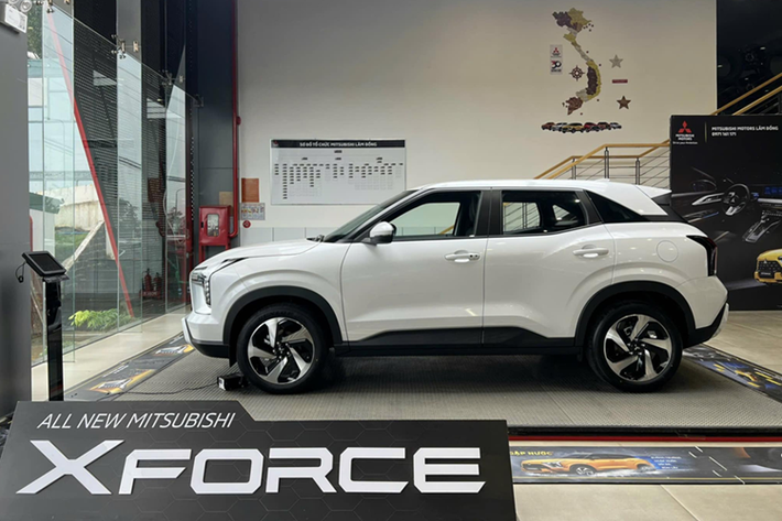 Thêm vào đó là nút bấm khởi động, ghế nỉ, tính năng làm mát nước uống. Về truyền động, Mitsubishi Xforce Ultimate vẫn dùng động cơ xăng 1.5L cho công suất 104 mã lực và mô-men xoắn 141 Nm, kết hợp với hộp số tự động CVT và hệ dẫn động cầu trước.
