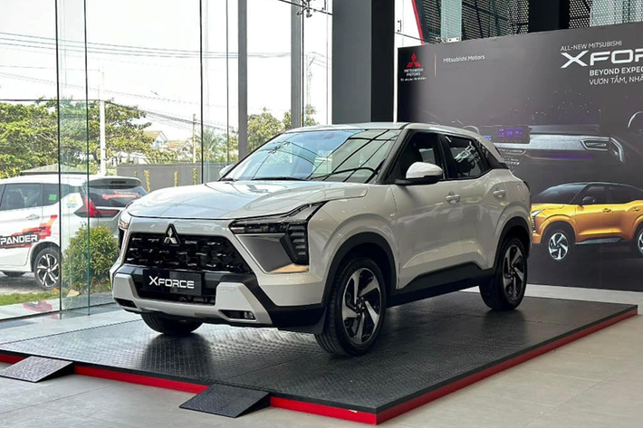 Ngoài ra, mẫu xe CUV cỡ B Mitsubishi Xforce Ultimate vẫn được trang bị tiêu chuẩn màn hình trung tâm 12,3 inch cảm ứng có khả năng kết nối Apple CarPlay/Android Auto không dây, đặt chung một cụm với đồng hồ dạng màn hình 8 inch sau vô-lăng.