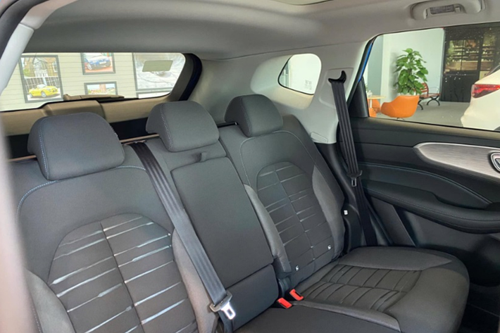 Xe còn có một số trang bị nổi bật khác như: hệ thống định vị vệ tinh GPS, chìa khóa thông minh, khởi động nút bấm, phanh tay điện tử, sạc điện thoại không dây. Trong khi đó, bản cao cấp sẽ có ghế da, chỉnh điện và cửa sổ trời toàn cảnh…