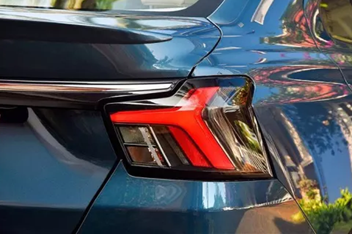 Nằm bên dưới nắp ca-pô của mẫu sedan này là động cơ xăng Z12E 3 xi-lanh, dung tích 1.2L dùng chung với Suzuki Swift thế hệ thứ 4. Động cơ tạo ra công suất tối đa 82 mã lực và mô-men xoắn cực đại 112 Nm. Sức mạnh được truyền tới cầu trước thông qua hộp số sàn 5 cấp hoặc tự động AMT 5 cấp.