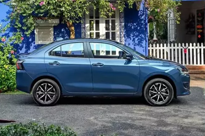 Cuối cùng là những tính năng an toàn như 6 túi khí, hệ thống chống bó cứng phanh ABS, phân phối lực phanh điện tử EBD, trợ lực phanh BA, hệ thống cân bằng điện tử, hỗ trợ khởi hành ngang dốc, hệ thống kiểm soát hành trình, camera 360 độ, dây đai an toàn 3 điểm và móc ghế trẻ em.