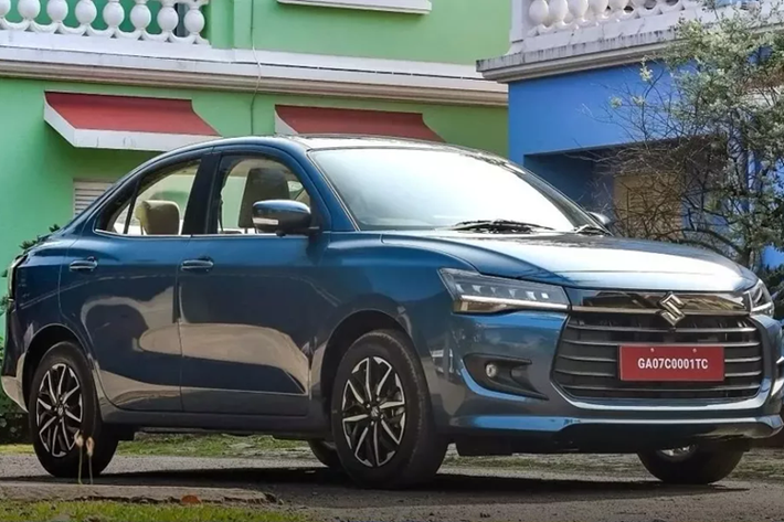 Đồng thời, xe cũng có ngoại hình không giống với Suzuki Swift thế hệ mới. Ở khu vực đầu xe, Suzuki Dzire 2025 được trang bị nắp ca-pô phẳng với đường dập gân ở hai bên. Cụm đèn pha được hãng gọi bằng cái tên Crystal Vision với thiết kế theo phong cách xe Audi và viền màu đen.