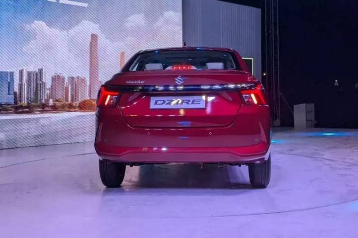 Vòng sang bên sườn, chúng ta sẽ bắt gặp phần nóc nối mượt mà với nắp cốp. Xe được trang bị thiết kế cửa mới và bộ vành hợp kim với thiết kế đa chấu, phay xước 2 màu. Đằng sau, Suzuki Dzire 2025 sở hữu cụm đèn hậu LED vuông vức với kích thước nhỏ hơn thế hệ cũ.