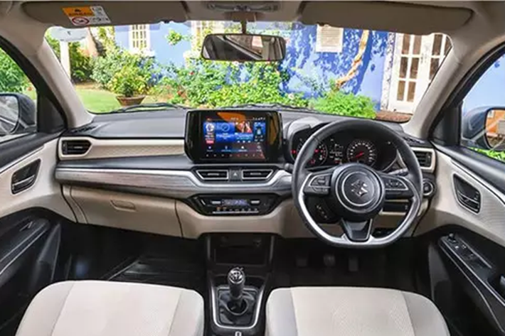 Hai bên đèn hậu được nối với nhau bằng nẹp mạ crôm vắt ngang trên cửa cốp. Ngoài ra, cửa cốp còn tích hợp cánh gió nhỏ trong khi cản sau có thiết kế tương tự thế hệ cũ. Trái ngược với thiết kế ngoại thất, nội thất của Suzuki Dzire 2025 lại khá giống với Swift mới