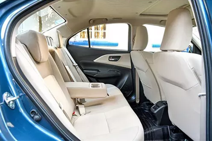 Thể hiện rõ qua khu vực mặt táp-lô đa tầng, vô lăng tích hợp phím chức năng và nút chỉnh/cửa gió điều hòa. Màu sắc chủ đạo của nội thất bên trong mẫu sedan này là be với những chi tiết màu nâu, giả ốp gỗ và nhôm xước làm điểm nhấn.