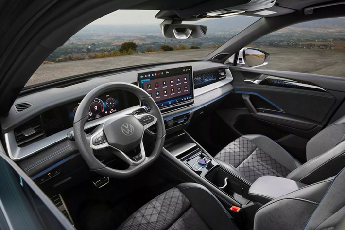 Phần cản sau ốp nhựa đen có các đường dập nổi. Tuy nhiên, đối với Tayron 2025 bản R, xe được tinh chỉnh phong cách thể thao hơn. Lưới tản nhiệt và cản trước, sau được làm lại. Nội thất của Tayron 2025 không có nhiều khác biệt so với Tiguan, màn hình cảm ứng trung tâm 12,9 inch được thay mới có kích thước 15 inch.