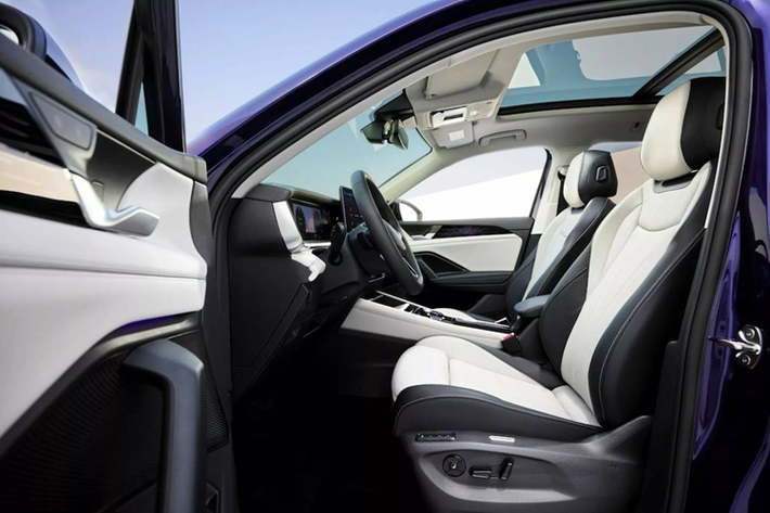 Khu vực đồng hồ kỹ thuật số 10,25 inch có thêm các viền ốp gỗ. Tiện nghi của Tayron 2025 có điều hòa tự động 3 vùng độc lập và kiểm soát hành trình thích ứng.