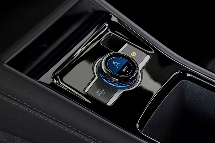 Volkswagen Tayron 2025 còn có thêm cấu hình 3 hàng ghế dạng 5+2, gia tăng tính thực dụng. Tayron tiêu chuẩn có cấu hình 5 chỗ ngồi. Với cấu hình 7 chỗ ngồi, không gian hành lý có dung tích 345 lít, còn cấu hình 5 chỗ không gian hành lý lên đến 885 lít.