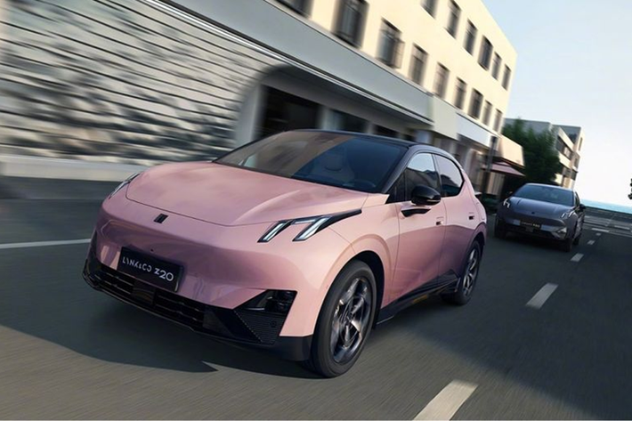 Để so sánh, Zeekr X – một mẫu xe có nhiều điểm tương đồng với Lynk &amp; Co 02 có hệ số cản là 0,28 Cd. Hệ số cản thấp hơn có nghĩa là mức tiêu thụ năng lượng thấp hơn và phạm vi hoạt động dài hơn. Nội thất của Lynk &amp; Co 02 sử dụng màn hình treo lớn có đường kính 15,4 inch.