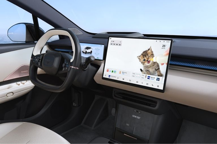 Tại Trung Quốc, Lynk &amp; Co 02 được trang bị hệ truyền động điện công suất 335 mã lực và 373 Nm. Với sức mạnh này, xe có thể tăng tốc từ 0 lên 100 km/h trong 5,3 giây.