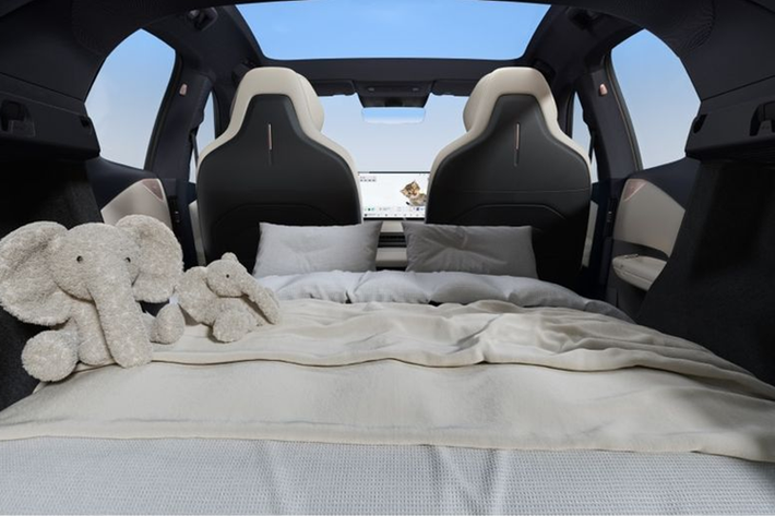 Đi kèm với đó là bộ pin LFP 62 kWh cung cấp quãng đường di chuyển khoảng 530 km với một lần sạc đầy. Xe cũng được trang bị sạc nhanh DC, giúp tăng dung lượng từ 10 đến 80% chỉ trong 15 phút.