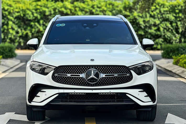 Tuy nhiên, vào tháng 6/2024, Mercedes-Benz GLC 300 4Matic sẽ có thêm màn hình hiển thị thông tin kính lái HUD để hỗ trợ vận hành, khiến giá bán của xe tăng 40 triệu đồng. Ngoài màn hình HUD mới, Mercedes-Benz GLC 300 4Matic không có gì thay đổi.