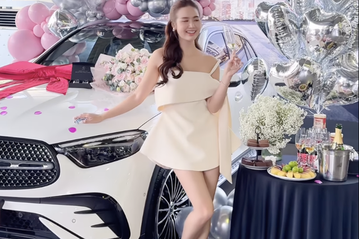 Phan Minh Huyền nghệ danh Huyền Lizzie, sinh năm 1990 là một nữ diễn viên được biết đến qua các bộ phim Bộ tứ 10A8, Lời thú nhận của Eva, Lời thì thầm từ quá khứ, Trái tim có nắng, Điều bí mật, Ngược chiều nước mắt, Chạy trốn thanh xuân, Tình yêu và tham vọng, Hồ sơ cá sấu, Thương ngày nắng về.