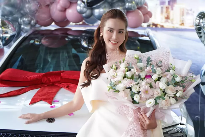 Huyền Lizzie cũng đã điền tên mình vào danh sách các sao Việt tậu Mercedes-Benz GLC và phiên bản cô chọn chính là 300 4Matic. Xe đã được điều chỉnh giá bán tăng thêm 40 triệu vào đầu tháng 6 năm nay, nâng giá xe xe Mercedes-Benz GLC 300 4Matic lên thành 2,839 tỷ đồng.