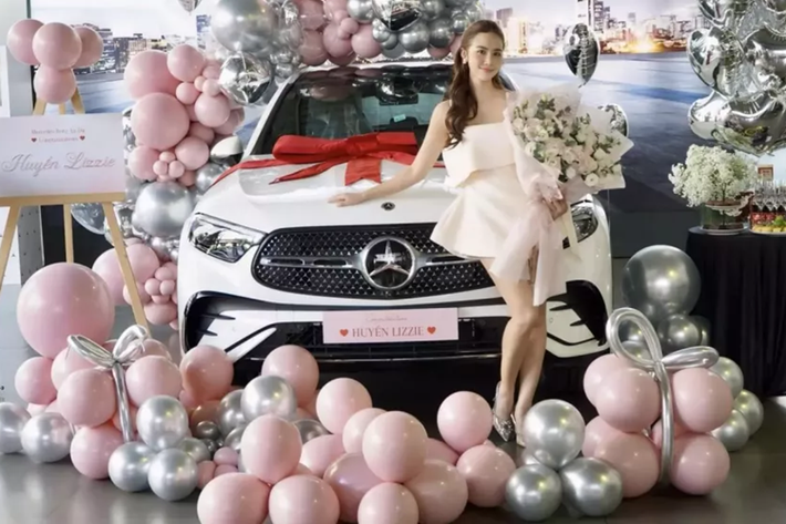 Trong đó, phiên bản cao cấp nhất 300 4Matic được nhiều người tin dùng vì sở hữu tùy chọn đầy đủ nhất, cũng như ngoại hình mạnh mẽ.