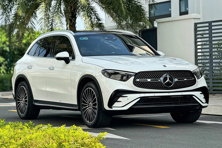Ở phiên bản cao cấp nhất, Mercedes-Benz GLC sở hữu gói phụ kiện AMG Line, lưới tản nhiệt với những ngôi sao nhỏ mạ crôm bên trong, đèn pha Digital Light hiện đại hơn, thiết kế cản trước/sau thể thao hơn và vành hợp kim 20 inch.