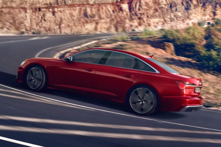 Về trang bị an toàn, A6 2025 sở hữu một số tính năng hỗ trợ lái như: ga tự động, giới hạn tốc độ, cảm biến xung quanh, cảnh báo lệch làn đường, cảnh báo áp suất lốp và camera 360 độ.