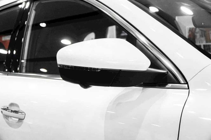 Theo tìm hiểu tại một đại lý khác ở miền Bắc, MG HS Deluxe được giảm giá từ 699 triệu đồng xuống còn 535 triệu đồng. Mặc dù mang số VIN 2023, nhưng MG HS đang được phân phối trên thị trường được ra mắt chính thức vào cuối tháng 1/2024.