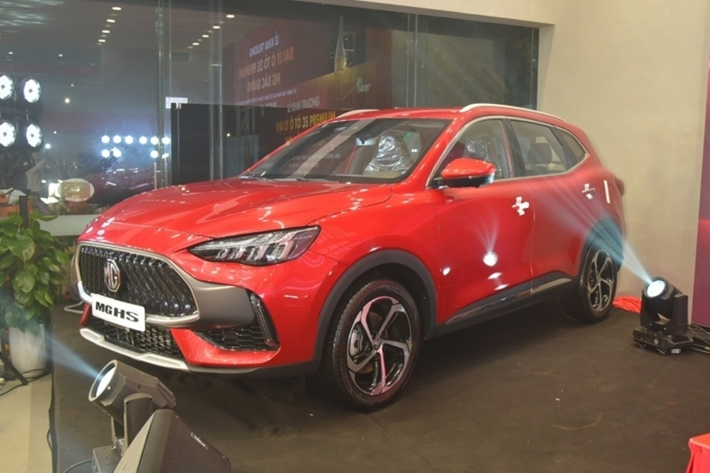 MG HS 2023 được trang bị hàng loạt tính năng hỗ trợ lái an toàn, tiên tiến như: cảnh báo lệch làn đường, hỗ trợ chuyển làn đường, giữ làn đường, camera 360 độ, kiểm soát hành trình thích ứng, hỗ trợ lái xe khi tắc đường, cảnh báo tiền va chạm, đèn pha thông minh, cảnh báo điểm mù, cảnh báo phương tiện cắt ngang khi lùi và cảnh báo va chạm khi mở cửa.