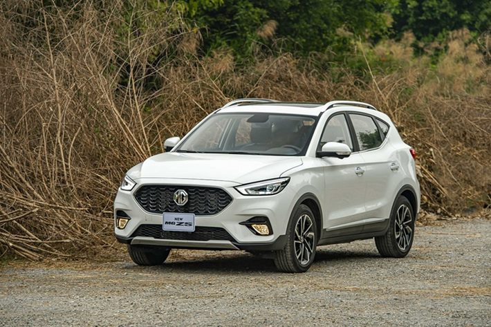 Về truyền động, MG HS 2023 tại Việt Nam dùng máy xăng 1.5L tăng áp, công suất 168 mã lực và 275 Nm mô-men xoắn, đi kèm hộp số tự động 7 cấp ly hợp kép ướt và hệ dẫn động cầu trước. Bản facelift bỏ tùy chọn máy 2.0L tăng áp.