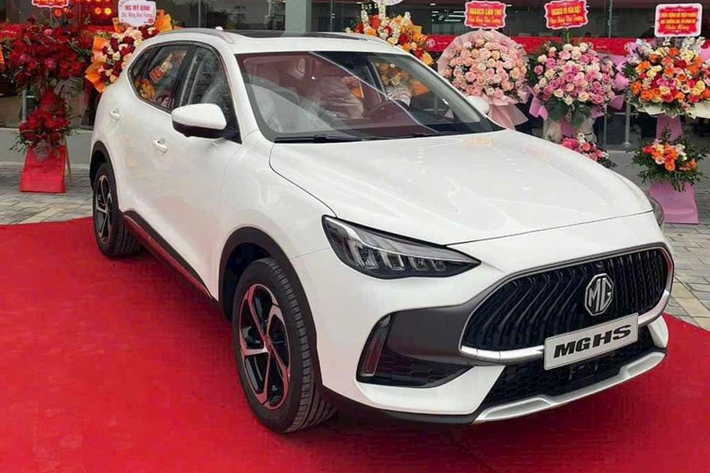 Trong khi đó, MG HS được xếp vào phân khúc SUV/CUV hạng C, cạnh tranh với những cái tên như Mazda CX-5, Hyundai Tucson, Ford Territory hay Kia Sportage. Cần lưu ý rằng, mức ưu đãi dành cho MG HS VIN 2023 sẽ khác nhau tùy vào từng khu vực.