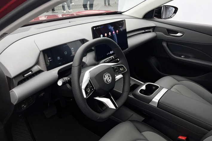 Hông xe MG ES5 vẫn có các đường gân dập nổi, mặc dù không quá cầu kỳ nhưng cách tạo hình này vẫn thể hiện sự nam tính, mạnh mẽ. Phần đuôi xe có đèn hậu LED khá giống với MG4. Hệ thống treo sau đa liên kết.