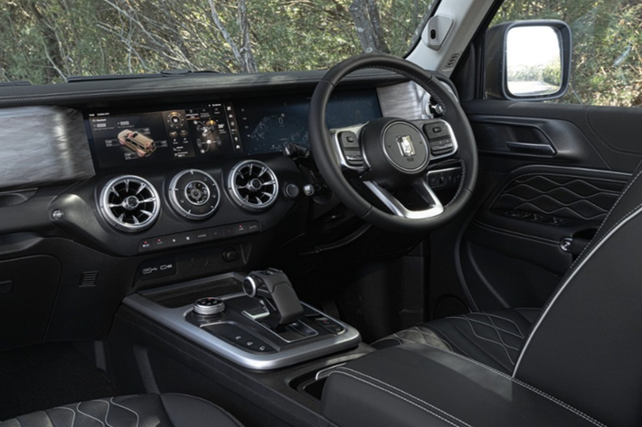 Những trang bị nổi bật khác có thể kể đến như lẫy chuyển số sau vô lăng, phanh tay điện tử, cửa sổ trời, sạc không dây, hệ thống lọc không khí và đèn viền nội thất. Ghế ngồi bọc da, ghế lái có chỉnh điện, nhớ vị trí, làm mát và mát-xa. Không rõ khi về Việt Nam xe được trang bị động cơ gì, tại một số thị trường, GWM Tank 300 có hai tùy chọn động cơ.