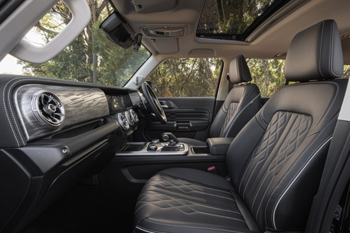 Về nội thất, khoang cabin của Tank 300 được cho là khá giống với Mercedes-AMG G 63. Xe được trang bị màn hình trung tâm và màn hình đồng hồ lái có cùng kích thước là 12,3 inch. Hệ thống âm thanh gồm 8 loa Infinity kết hợp 1 loa siêu trầm.