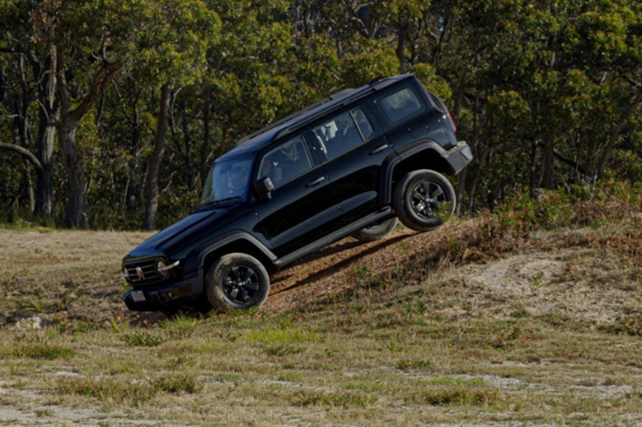 GWM Tank 300 mang dáng dấp hầm hố, vuông vức. Thiết kế của xe gợi liên tưởng đến Ford Bronco với lưới tản nhiệt cao và thẳng đứng cùng cụm đèn pha tròn mang hơi hướng cổ điển. Phía sau xe Tank 300 có cụm đèn hậu được đặt dọc và lốp dự phòng trên cửa cốp. Cửa cốp sau dạng mở ngang, khá giống với kiểu thiết kế trên Jeep Wrangler.