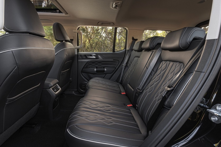 Thứ nhất là hệ truyền động hybrid với máy xăng tăng áp 2.0L đi kèm mô tơ điện, cho công suất tổng cộng 304 mã lực và mô-men xoắn cực đại 640 Nm. Sức mạnh được truyền tới bánh thông qua hộp số tự động 9 cấp. Thứ hai là động cơ xăng 2.0L tăng áp cho công suất 217 mã lực và mô-men xoắn 380 Nm. Bản này dùng hộp số 8 cấp.