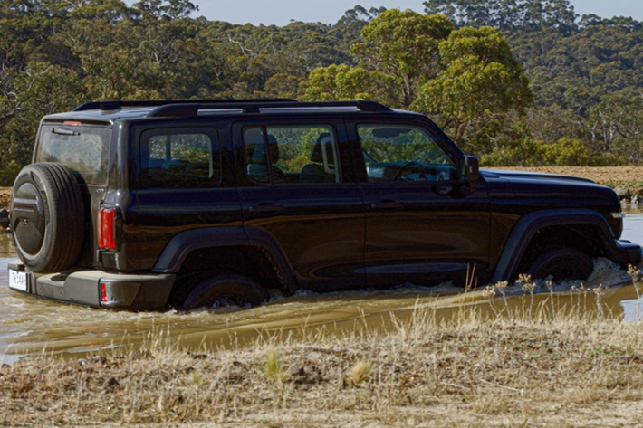 Theo thông tin từ tư vấn bán hàng, Tank 300 tại Việt Nam sẽ sở hữu nhiều tính năng hỗ trợ lái nổi trội như: 6 túi khí, camera toàn cảnh, hỗ trợ đỗ xe thông minh, hỗ trợ lùi tự động, ga tự động thông minh, hỗ trợ vào cua thông minh, phanh khẩn cấp trước sau, cảnh báo va chạm, cảnh báo chệch làn đường, hỗ trợ giữ làn đường, cảnh báo áp suất lốp…