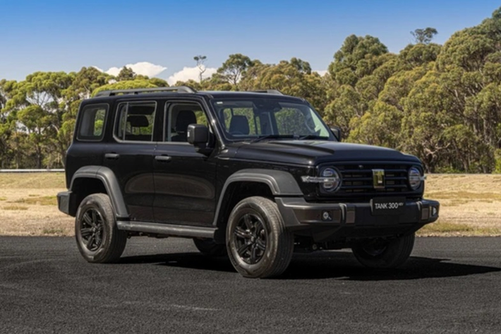 Theo đó, Tank 300 sẽ được phân phối tại Việt Nam với 2 phiên bản, đi cùng mức giá xe GWM Tank 300 dự kiến lần lượt là 1,4 tỷ đồng cho bản máy xăng và khoảng 1,7 tỷ đồng cho bản hybrid. Xe sẽ được nhập khẩu từ Trung Quốc và sẽ về Việt Nam vào tháng sau.