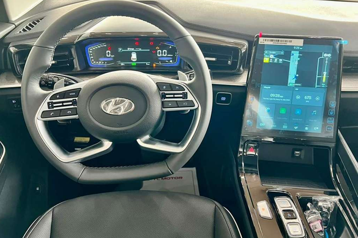 Bên trong khoang cabin của Hyundai Custin là không gian nội thất 3 hàng ghế với 2 ghế thương gia ở giữa. Hàng ghế trước có đủ tính năng chỉnh điện, sưởi ấm và làm mát trong khi 2 ghế giữa có thể ngả tối đa 135 độ. Ngoài ra, 2 ghế thương gia này còn có tính năng chỉnh điện 10 hướng, sưởi ấm, làm mát, sạc điện thoại không dây và bàn làm việc.