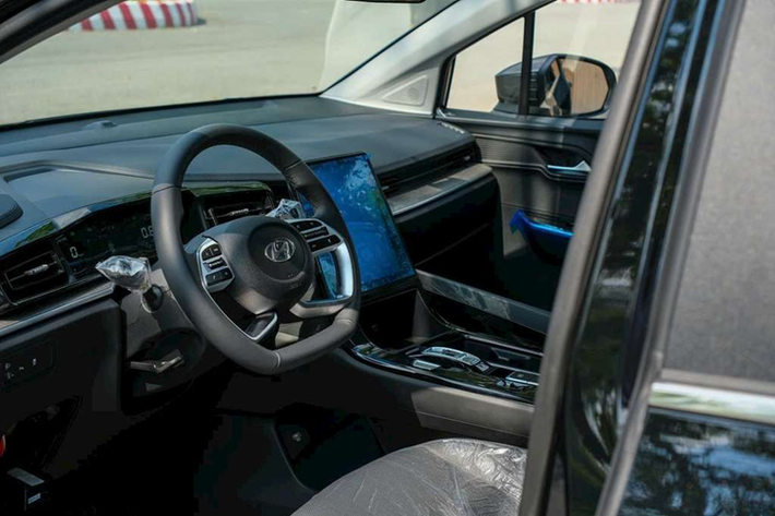 Mẫu MPV Hàn Quốc này còn sở hữu hàng loạt trang bị hiện đại khác như: vô lăng tích hợp phím chức năng/lẫy chuyển số thể thao, bảng đồng hồ kỹ thuật số, màn hình cảm ứng trung tâm 10,4 inch, hệ thống dẫn đường phát triển dành riêng cho Việt Nam, hệ thống âm thanh 6 loa, điều hòa tự động…