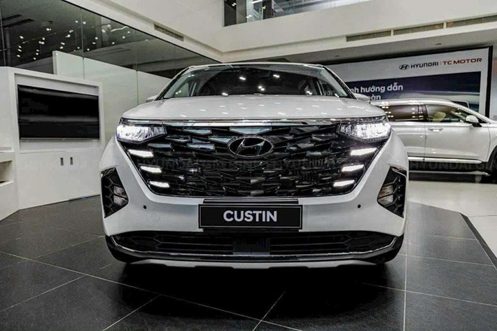 Chưa dừng lại ở đó, trong tháng 10 này khách hàng mua Hyundai Custin còn được hưởng chính sách ưu đãi 50% lệ phí trước bạ từ Chính phủ, tương đương khoảng 41-58,4 triệu đồng tùy vào phiên bản và nơi đăng ký. Hyundai Custin sở hữu kích thước khá rộng rãi với chiều dài x rộng x cao lần lượt là 4.950 x 1.850 x 1.725 (mm), trục cơ sở dài 3.055 mm.