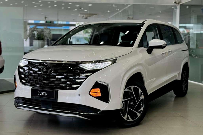 Tương tự, Hyundai Custin bản Đặc biệt hiện đang có giá sau ưu đãi là 889 triệu đồng, giảm 56 triệu đồng so với giá niêm yết. Cuối cùng là bản Đặc biệt có giá niêm yết 999 triệu đồng, hiện đang được giảm còn 947 triệu đồng. Nếu so với Toyota Innova bản tiêu chuẩn, mức giá này tương đối sát sao.