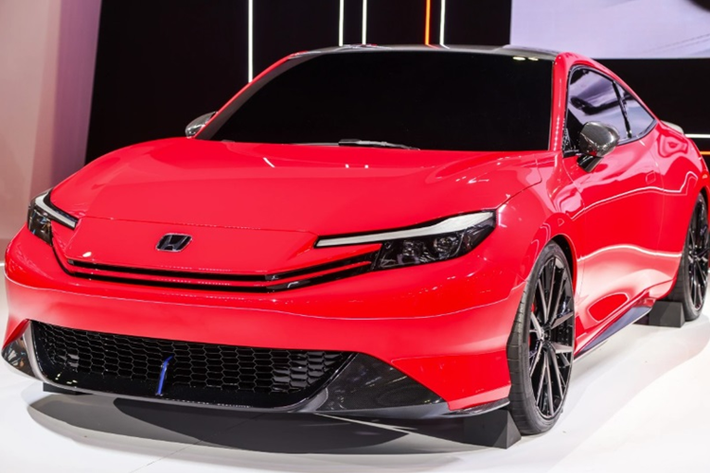 Honda Prelude Concept sở hữu ngoại thất màu đỏ cùng thiết kế hiện đại, khỏe khoắn. Phần đầu xe gây ấn tượng với cặp đèn pha sắc nét nối liền với thanh đèn LED được bố trí ngay phía trên nơi gắn biển số. Phần dưới của cản được hoàn thiện bằng màu đen với họa tiết dạng lưới và có chi tiết thiết kế dọc nhỏ màu xanh lam.