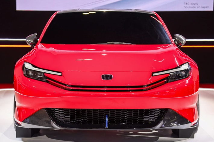 Phía sau có thanh đèn LED trải dài toàn bộ chiều rộng đuôi xe đi cùng cánh lướt gió và cản sau màu đen bóng.