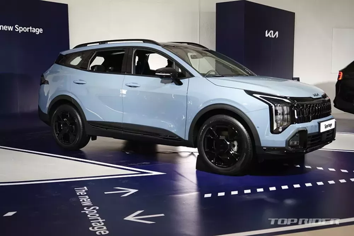 Ở bản X-Line, mẫu SUV cỡ C này đương nhiên sở hữu lưới tản nhiệt, vành la-zăng 19 inch, cản trước và cản sau thể thao hơn. Bước vào bên trong Kia Sportage 2025, người dùng sẽ bắt gặp một số trang bị mới. Trong đó, đáng chú ý nhất là màn hình cong đặt nổi trên mặt táp-lô.