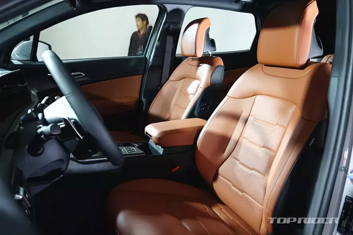 Đầu tiên là động cơ xăng 4 xi-lanh, tăng áp, dung tích 1.6L, sản sinh công suất tối đa 180 mã lực và mô-men xoắn cực đại 265 Nm như cũ. Tuy nhiên, động cơ này giờ đây lại kết hợp với hộp số tự động 8 cấp mới thay cho loại tự động ly hợp kép 7 cấp cũ.