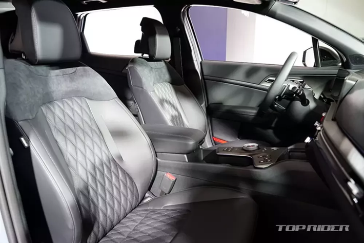 Thứ hai là hệ truyền động hybrid, bao gồm máy xăng 4 xi-lanh, tăng áp, dung tích 1.6L như trên và mô-tơ điện mạnh hơn trước với công suất tối đa 47,7 kW (khoảng 65 mã lực). Phiên bản hybrid có thêm hệ thống phanh tái sinh năng lượng thông minh và chế độ lái khi trên xe có trẻ sơ sinh.